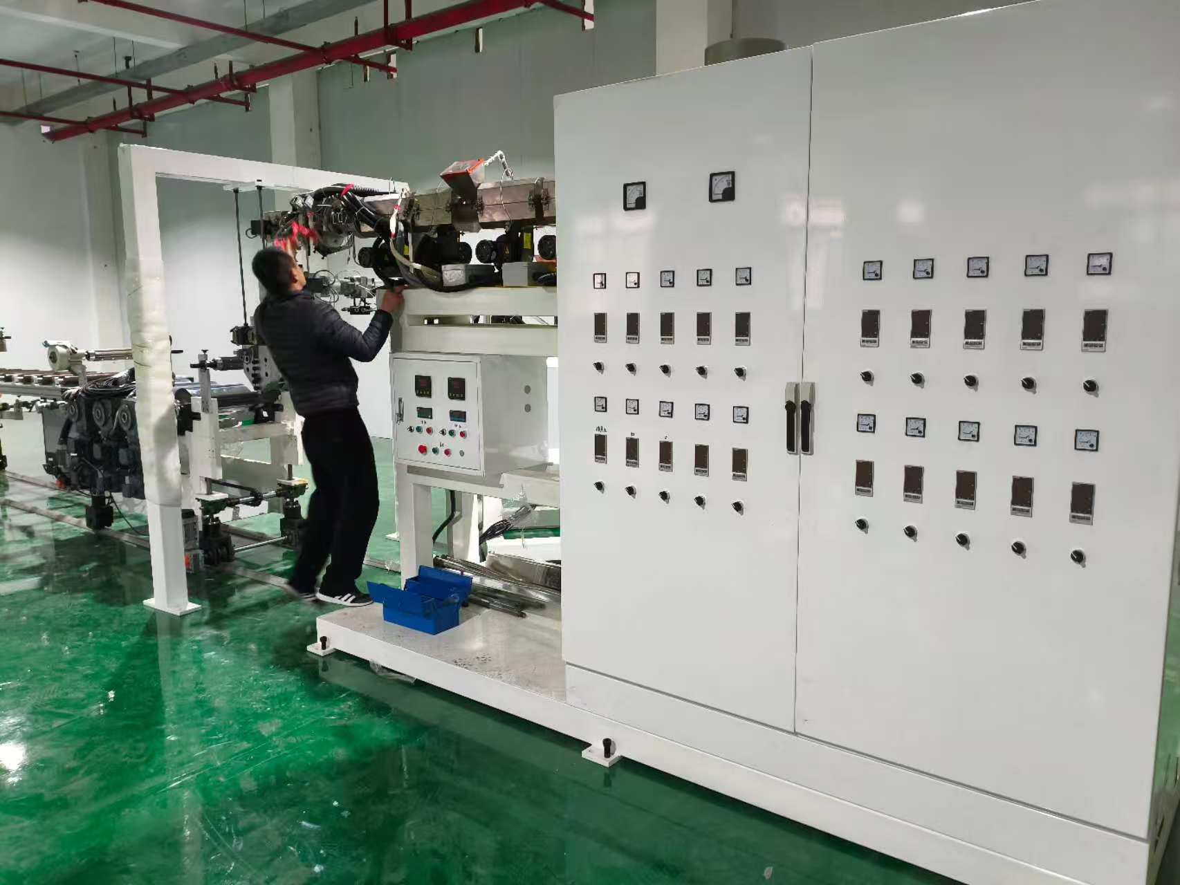 PVC挤出生产线、PA挤出机、塑料挤出压延机线、单螺杆/双螺杆挤出压延机